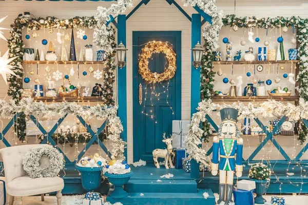 Chris için dekore edilmiş evin güzel mavi ve beyaz arka planı