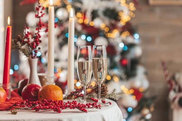 Şampanya bardaklarıyla süslenmiş bir Noel yemeği masası.