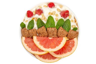 Bir kase yulaf ezmesi, greyfurt parçaları, çilek, nane, kırbaç.