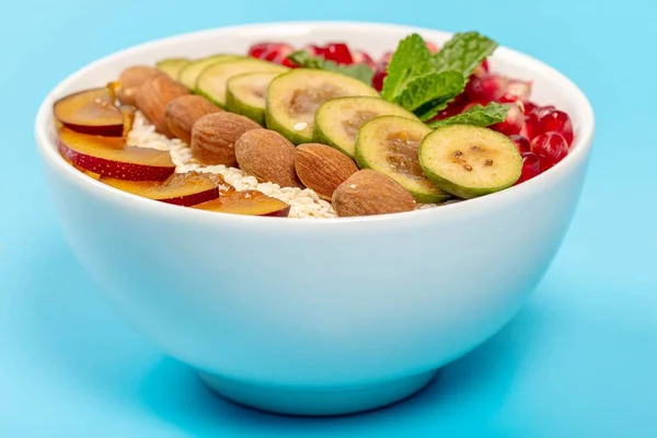 Meyve, badem ve naneli yulaf ezmesi.