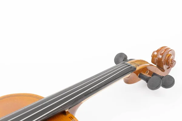 un violon et un archet isolés sur blanc avec espace de copie. un