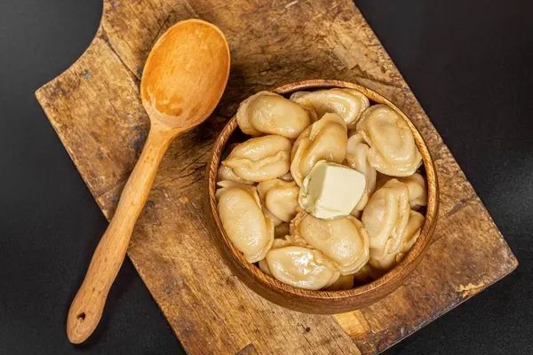 Albóndigas Hervidas Con Mantequilla Sobre Fondo Oscuro Con Una Madera — Foto de Stock