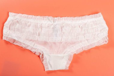 Üst manzara, beyaz kadın külotu.