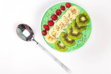 Üst manzara, yoğurtlu yulaf ezmesi ve beyaz sırtlı meyveler.