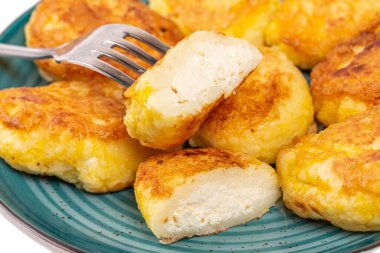 Yarım porsiyon taze irmik turta, kaymak dolgulu, yakın plan.