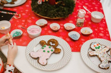 Zencefilli ekmek pişirme ve Noel süsleme