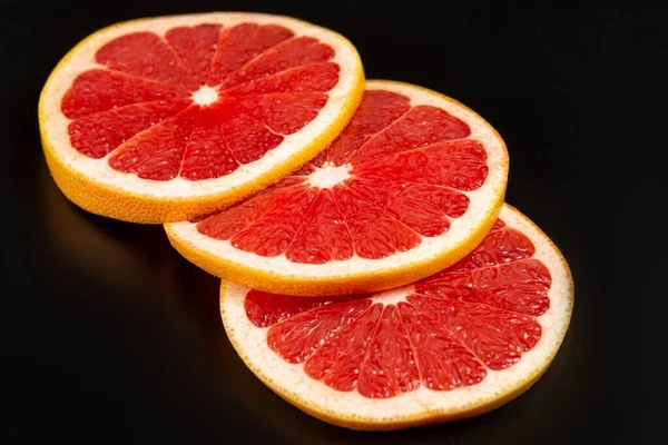 Schijfjes Rijpe Verse Grapefruit Zwarte Achtergrond — Stockfoto