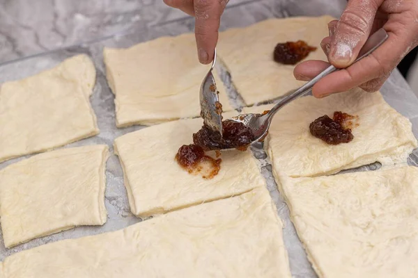 Frau Legt Marmelade Auf Den Rohen Teig Und Bereitet Plätzchen — Stockfoto