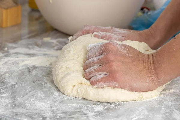 Surowe Ciasto Kobiecymi Dłońmi — Zdjęcie stockowe