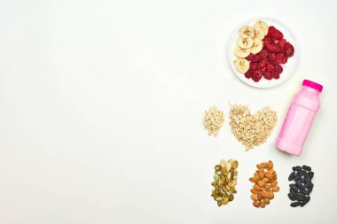 Yulaf ezmeli meyveli milkshake, kuru üzüm, kayısı ve kabak çekirdeği.