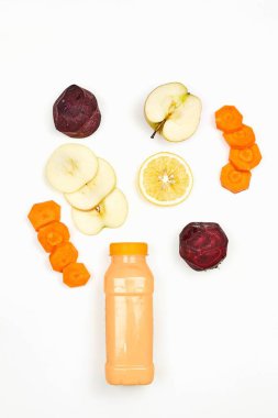 Pancar, havuç, limon ve elmalı sağlıklı diyet smoothie. 