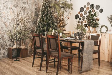 Yeni yılda çok güzel servis edilen yemek masası.