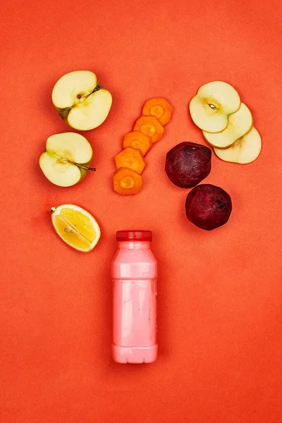 Detox Juice Organic Fruits Vegetables Cuts Red Backg — Foto de Stock