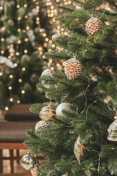 portre bir Noel ağaç süsleme ve ışıklar