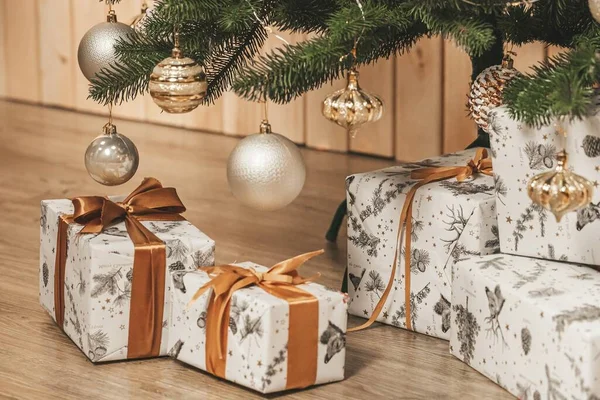 Kerstgeschenken Takken Van Een Versierde Kerstboom — Stockfoto