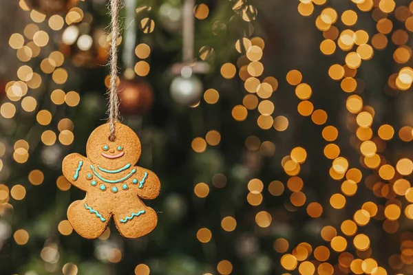 Zencefilli kurabiye adam altın noel arkaplanında