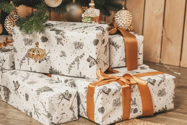 Kerstconcept Ingepakte Cadeaus Vloer Onder Kerst — Stockfoto