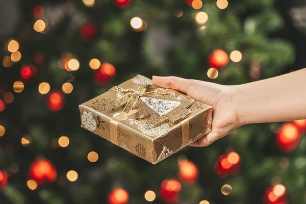 Mooi Nieuwjaar Achtergrond Met Een Gouden Geschenk Een Vrouw — Stockfoto