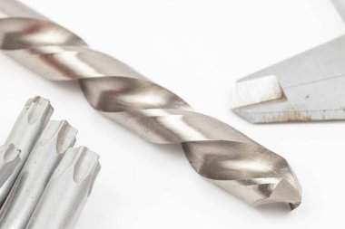 Beyaz arkaplan üzerinde izole araçlar ile Big Metal Matkap