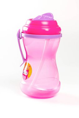 Pembe bebek şişesi ve pipet.