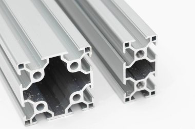 Sanayi Alüminyum İnşaat Çubuğu beyaz arka planın üzerinde izole edildi