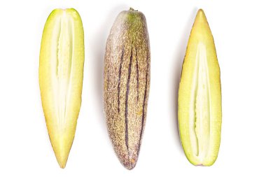 Üst manzara, bütün ve yarım meyve pepinosu.