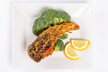 Brokoli ve limonlu sazan balığı.