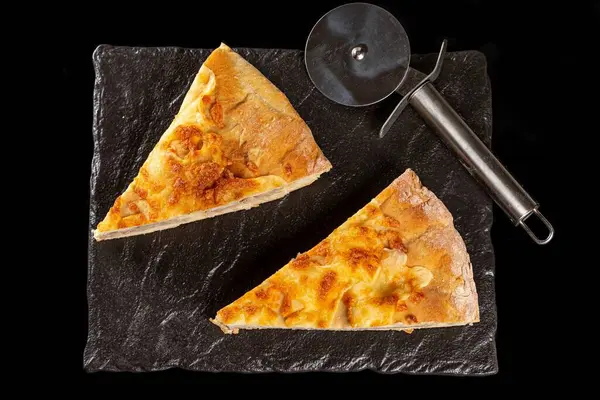 Vista Superior Rodajas Khachapuri Con Carne Mozzarella Oscuridad — Foto de Stock