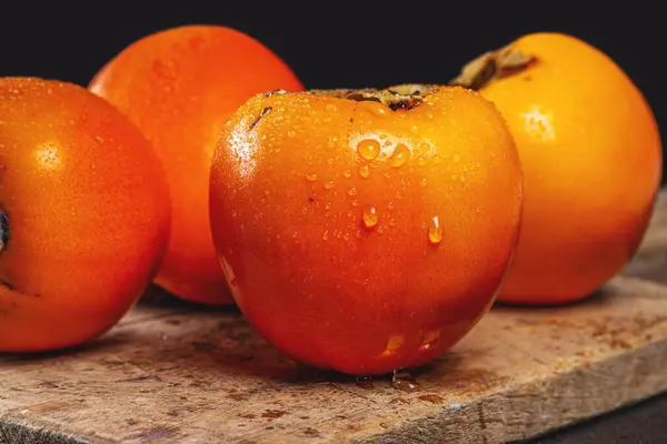 Laranja Madura Frutos Caqui Com Gotas Água Fundo Escuro — Fotografia de Stock