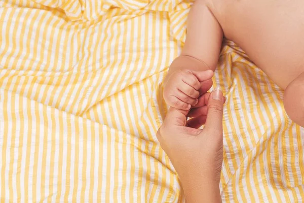 Baby Hand Holding Mother Forefinger — Stockfoto