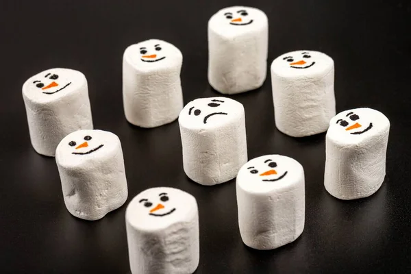Smiling Faces Marshmallow Snowmen One Sad Middle — Stock Photo, Image
