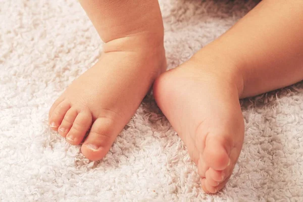 Маленькие Босые Ноги Ребенка Крупным Планом — стоковое фото