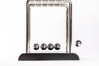 Newton 'un beyaz arka planda metal topları, iş konsepti