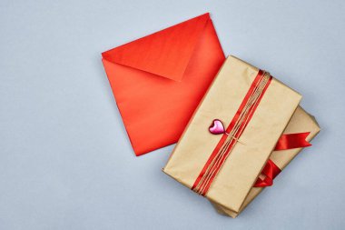 İçinde hediye kutuları olan bir aşk mektubu