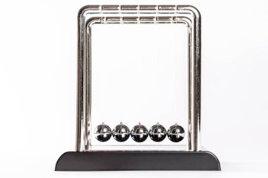 Beyaz arka plan üzerinde Newton'un beşiği