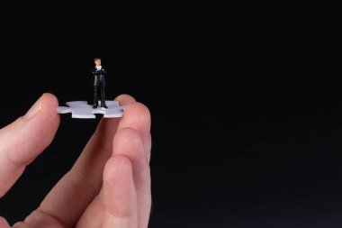 İş adamıyla el ele tutuştuk.