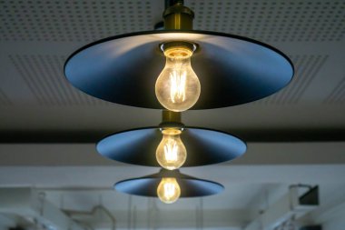 Modern Cafe Wor 'da Parlak Ampullerle Asılı Tasarım Lambası