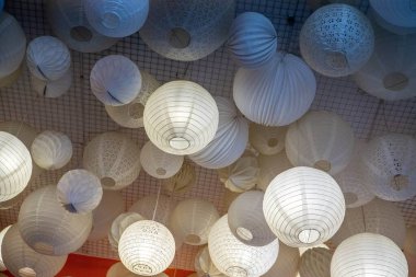 Verschiedene Deckenlampen mit und ohne Licht aus Papier als Deko