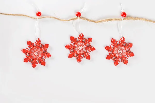 Κόκκινο Νιφάδες Χιονιού Χριστουγεννιάτικη Διακόσμηση Ένα Σχοινί — Φωτογραφία Αρχείου