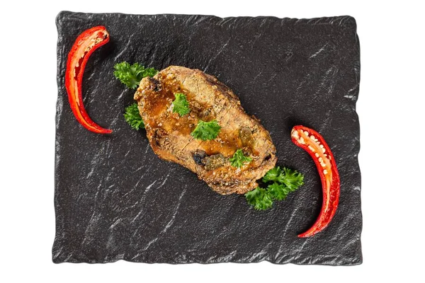 Üst manzara, siyah bir tepside pişmiş et.