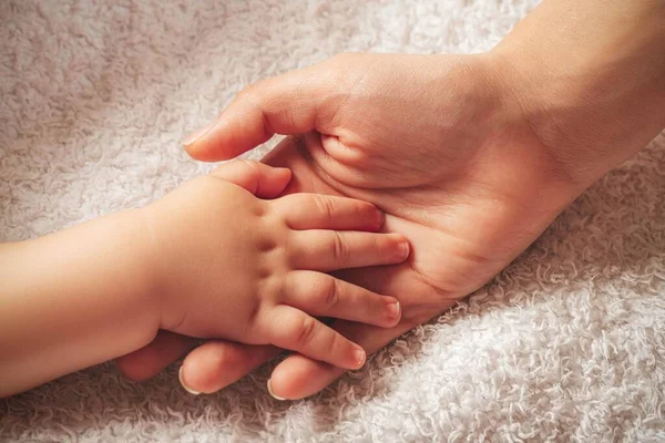 Маленькая Детская Рука Лежит Руке Мама — стоковое фото