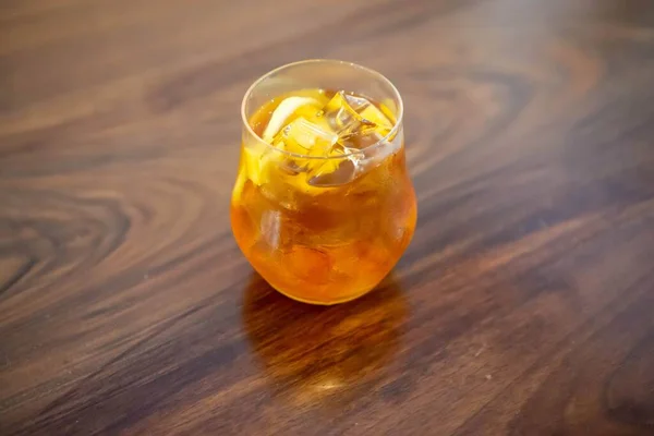 Szklanka Oolong Zielona Herbata Świeżym Mango Kostkami Lodu — Zdjęcie stockowe