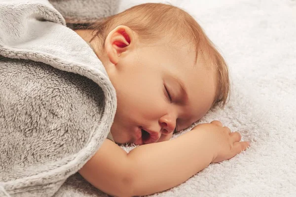 Беззаботный Прекрасный Сон Маленького Мальчика Открытым Ртом — стоковое фото