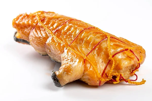 Beyaz Arka Planda Sıcak Füme Somon Balığı — Stok fotoğraf