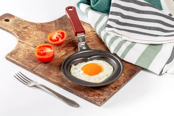 Kızarmış Yumurta Domatesli Tavayla Kahvaltı — Stok fotoğraf