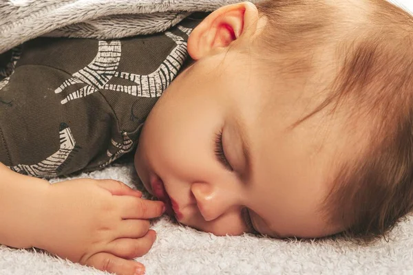 Спящий Маленький Мальчик Закрой — стоковое фото