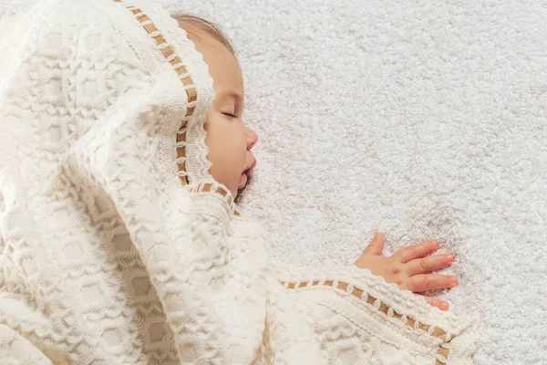 Портрет Спящего Ребенка Покрытого Трикотажным Одеялом — стоковое фото