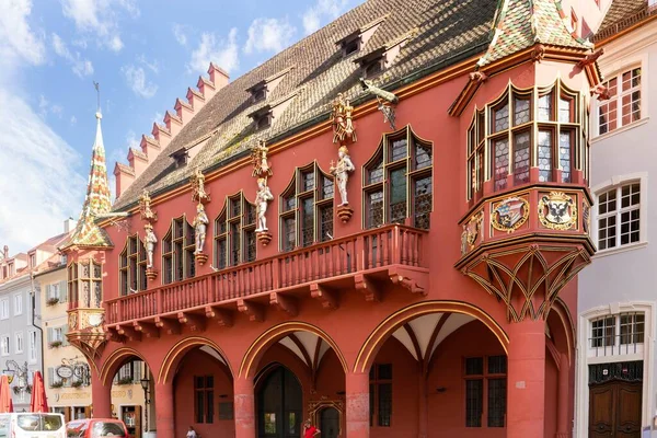 Close Edifício Merchants Hall Luxo Vermelho Com Estatuetas Brasão Armas — Fotografia de Stock