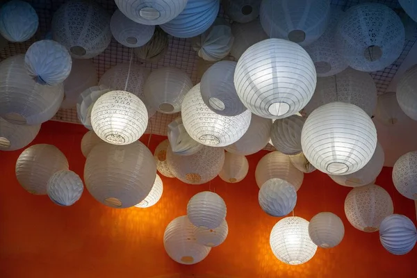 Different Shaped Paper Ceiling Lamps Cafe — Foto de Stock