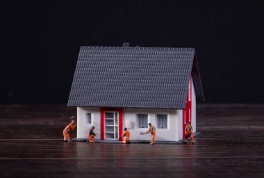 Minyatür işçiler ev yapıyorlar.